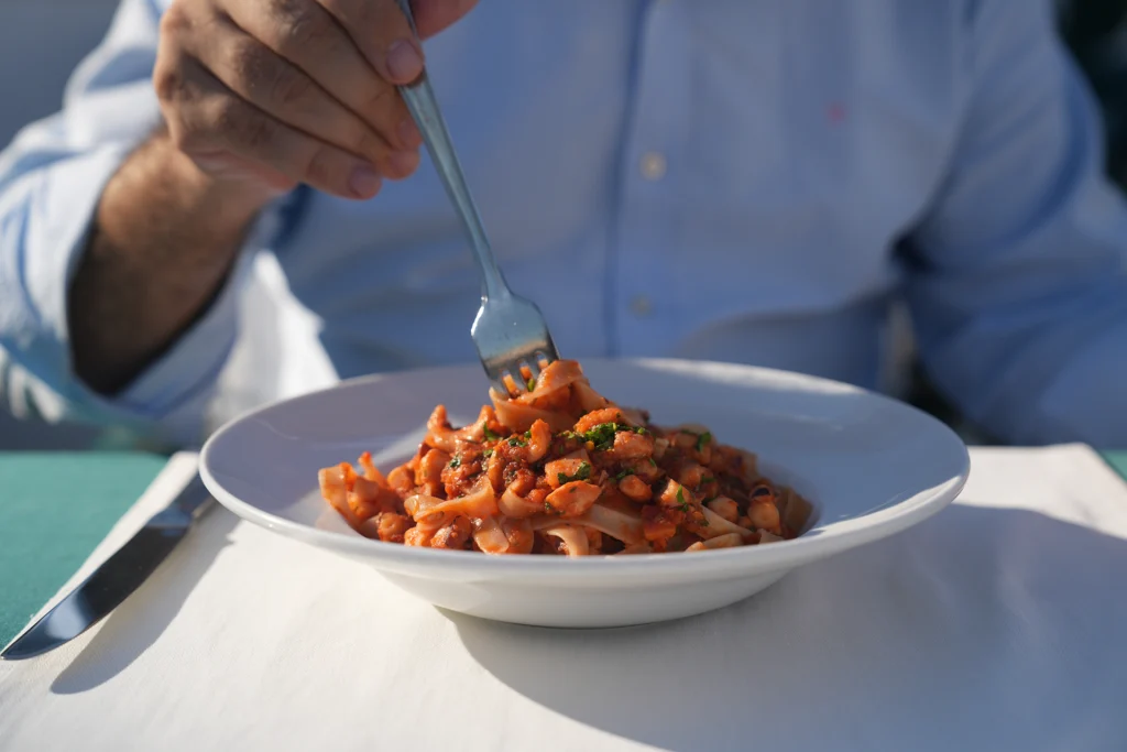 Tagliatelle caseros servidos en el restaurante Pomodoro de Camel Dive Club