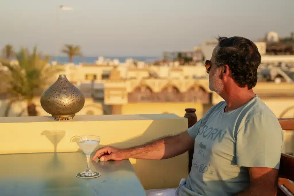 Un huésped disfruta de un margarita al atardecer en Camel Rooftop, en Naama Bay