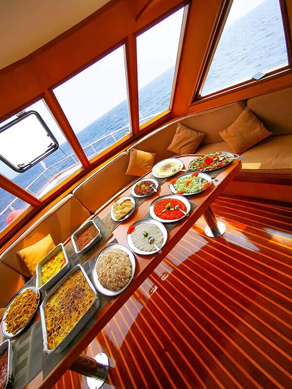 buffet-lunch-boat