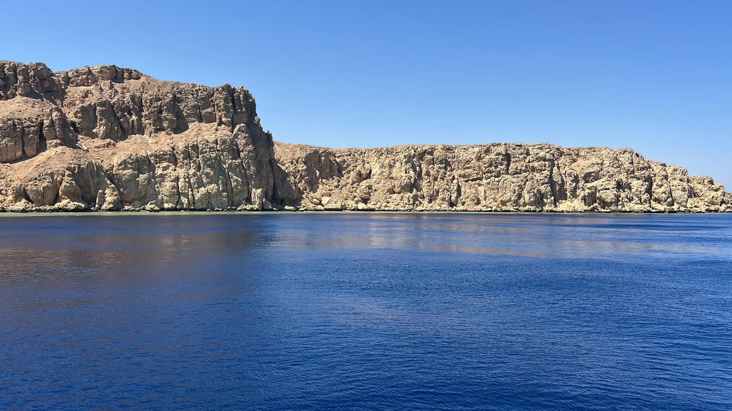 Acantilados desérticos sobre las aguas azules del Parque Nacional de Ras Mohammed, cerca de Sharm el Sheikh