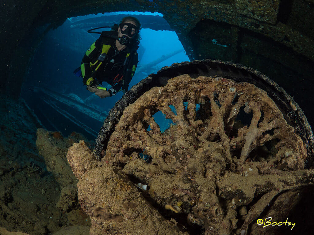 top tips for wreck diving - SS Thistlegorm with diver
